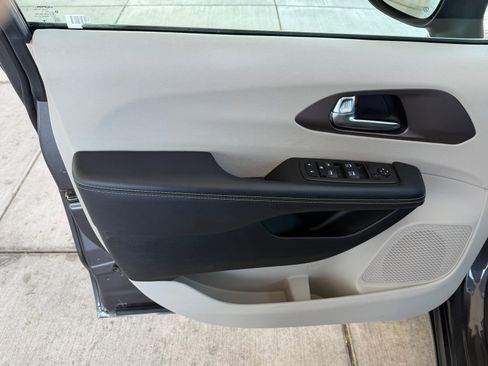 Used 2023 Chrysler Voyager LX image 16