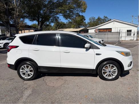 Used 2017 Ford Escape SE image 4