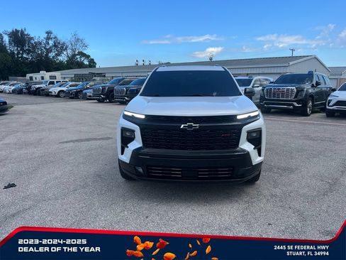 Used 2024 Chevrolet Traverse RS FWD image 2