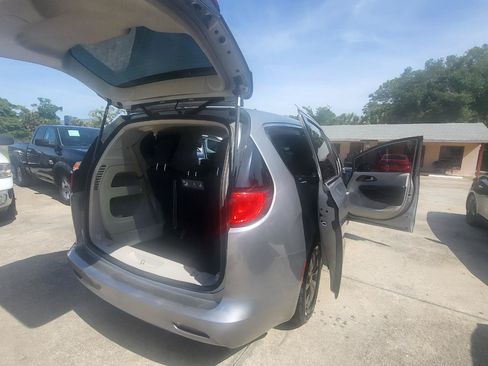 Used 2017 Chrysler Pacifica Touring w/ Tire & Wheel Group FWD image 86