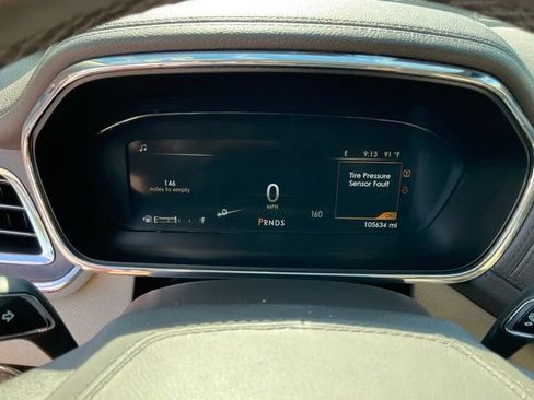 Used 2017 Lincoln Continental Select w/ Climate Package AWD/4WD image 9