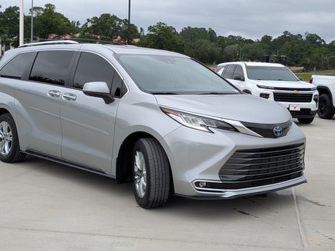Certified 2024 Toyota Sienna Limited FWD image 7