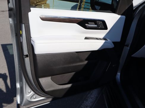Used 2025 Chevrolet Tahoe Premier AWD/4WD image 18