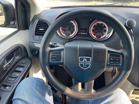 Used 2019 Dodge Grand Caravan SE FWD image 18
