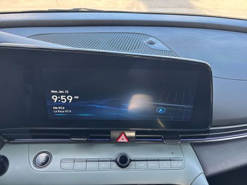 Used 2025 Hyundai Elantra Limited image 21