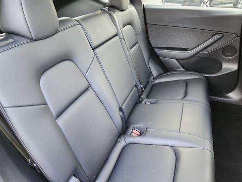 Used 2021 Tesla Model Y Long Range image 19