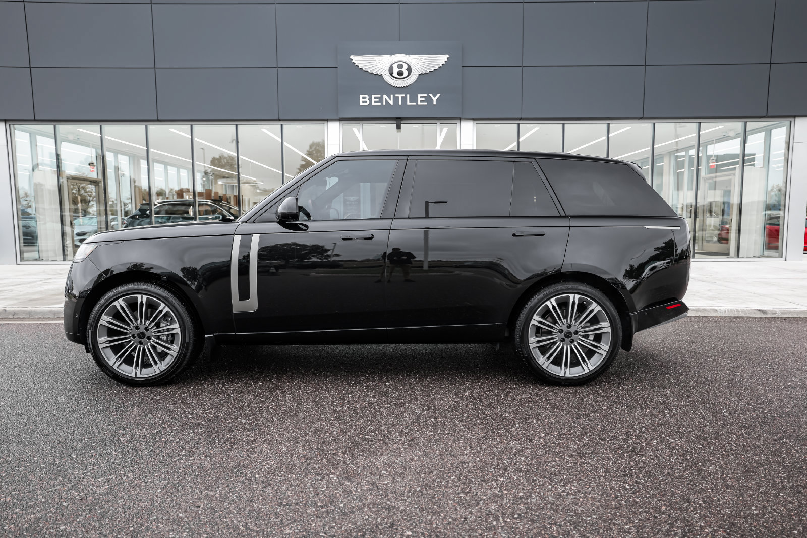 Used 2026 Land Rover Range Rover Long Wheelbase SE AWD/4WD image 5