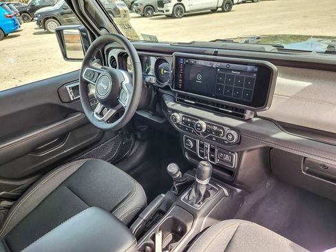 Used 2025 Jeep Wrangler Unlimited Sahara AWD/4WD image 23