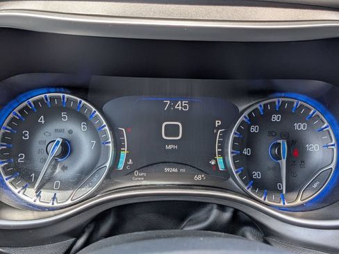 Used 2023 Chrysler Pacifica Touring-L FWD image 14