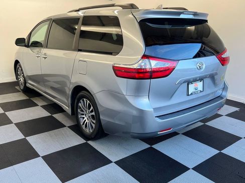 Used 2018 Toyota Sienna XLE image 4