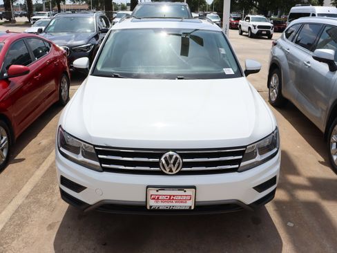 Used 2020 Volkswagen Tiguan SE w/ Panoramic Sunroof Package AWD/4WD image 3