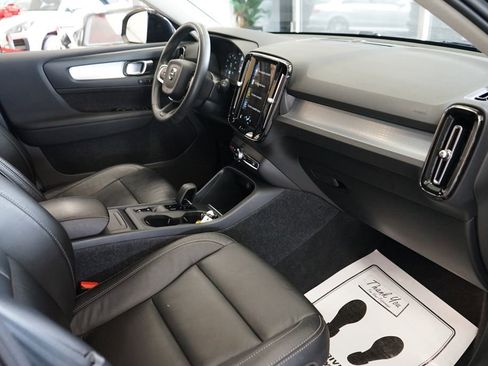 Used 2022 Volvo XC40 T5 Momentum image 43