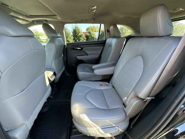 Used 2022 Toyota Highlander XLE AWD/4WD image 19