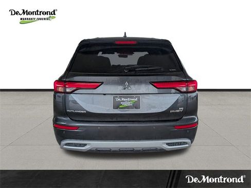 Used 2025 Mitsubishi Outlander SE image 6