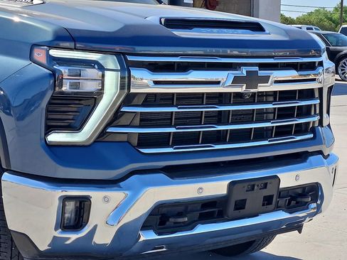 Used 2025 Chevrolet Silverado 3500 LTZ w/ LTZ Convenience Package AWD/4WD image 7