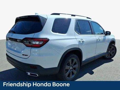 Used 2025 Honda Pilot Sport image 4