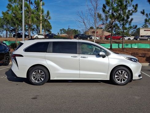 Used 2024 Toyota Sienna XLE image 7
