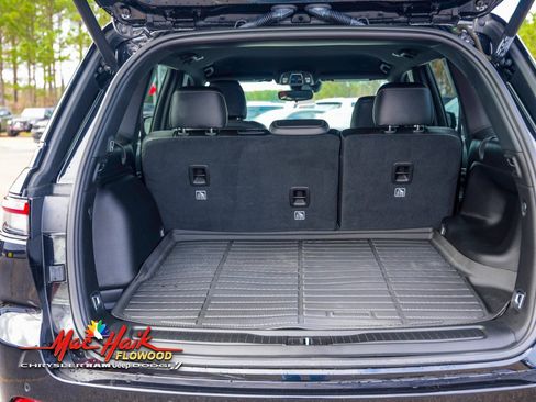 Used 2024 Jeep Grand Cherokee Limited w/ Black Appearance Package image 9