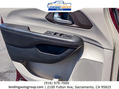 Used 2018 Chrysler Pacifica Touring-L FWD image 20