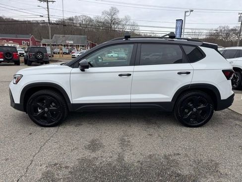 New 2026 Volkswagen Taos SE image 8