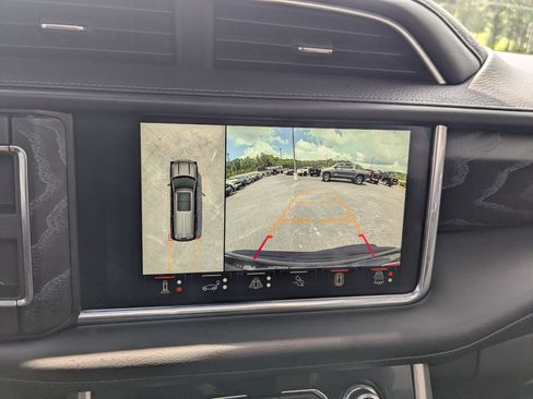 Used 2024 GMC Yukon Denali w/ Advanced Technology Package AWD/4WD image 18