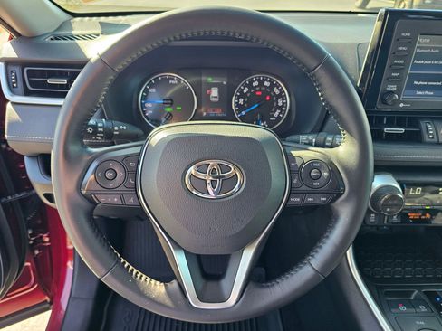 Used 2022 Toyota RAV4 XLE Premium image 21