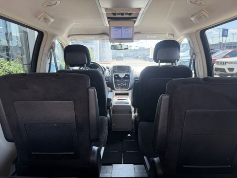 Used 2012 Chrysler Town & Country Touring w/ Entertainment Group #1 FWD image 12