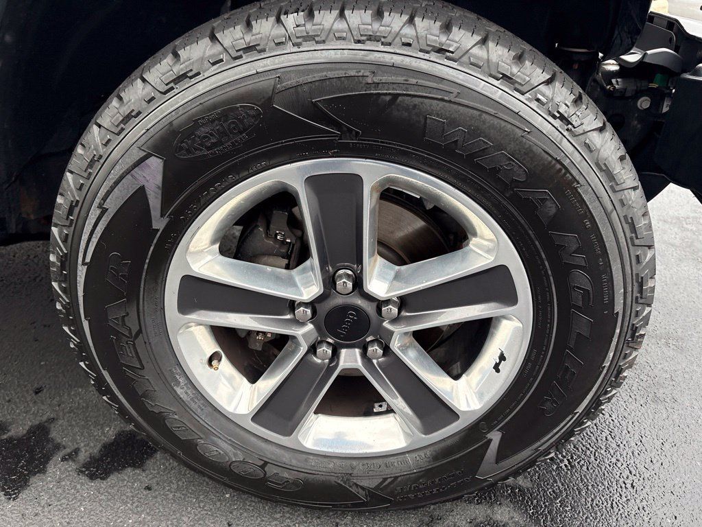 Used 2018 Jeep Wrangler Unlimited Sahara AWD/4WD image 13