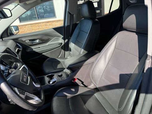 Used 2024 GMC Terrain SLT image 3
