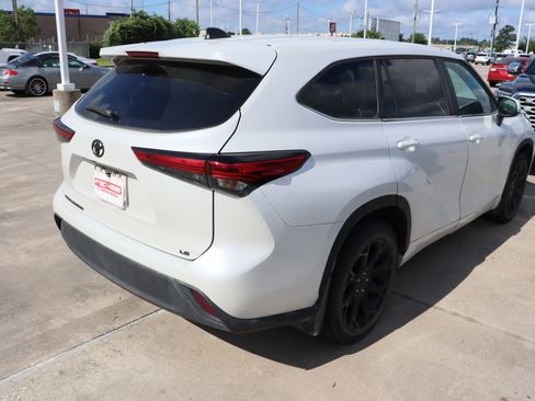 Used 2023 Toyota Highlander LE FWD image 10