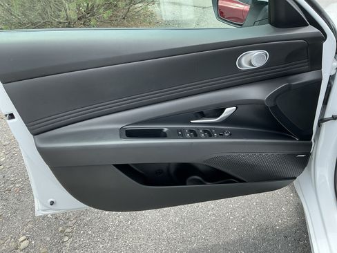 Used 2025 Hyundai Elantra Limited FWD image 18