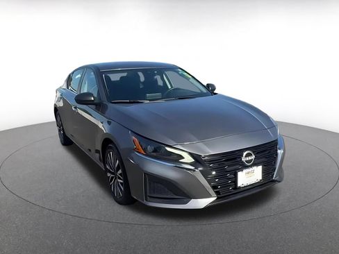 Used 2025 Nissan Altima 2.5 SV FWD image 3