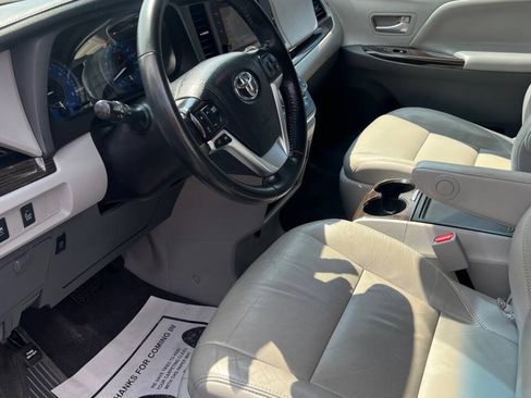 Used 2015 Toyota Sienna XLE FWD image 6