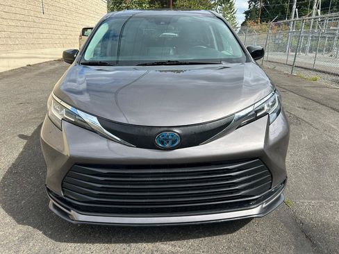 Used 2021 Toyota Sienna LE AWD/4WD image 2