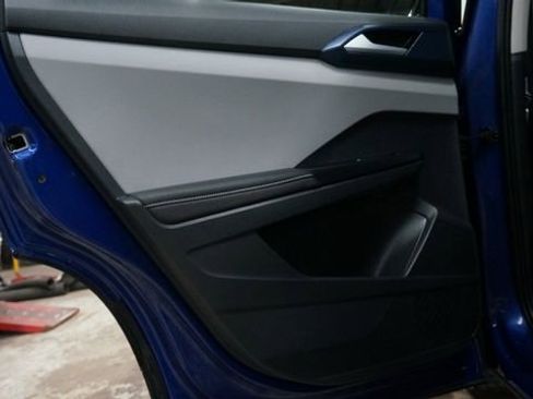 Certified 2024 Volkswagen Taos SE image 39