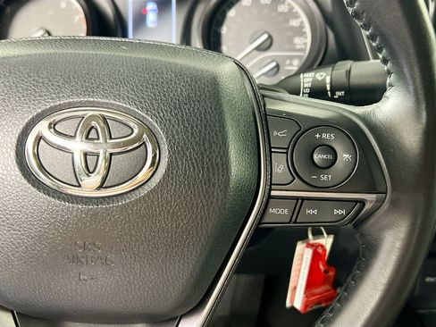 Used 2022 Toyota Camry SE FWD image 19