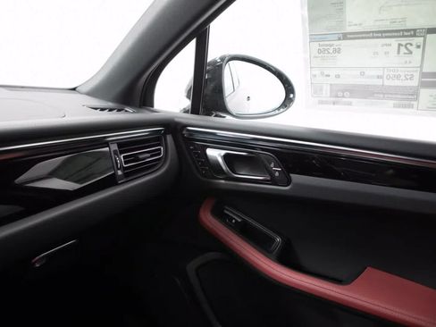 Certified 2026 Porsche Macan AWD/4WD image 29