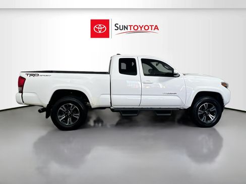 Used 2016 Toyota Tacoma TRD Sport w/ Premium & Technology Package RWD image 2