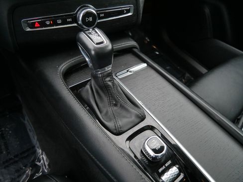 Used 2020 Volvo XC90 T5 Momentum image 23