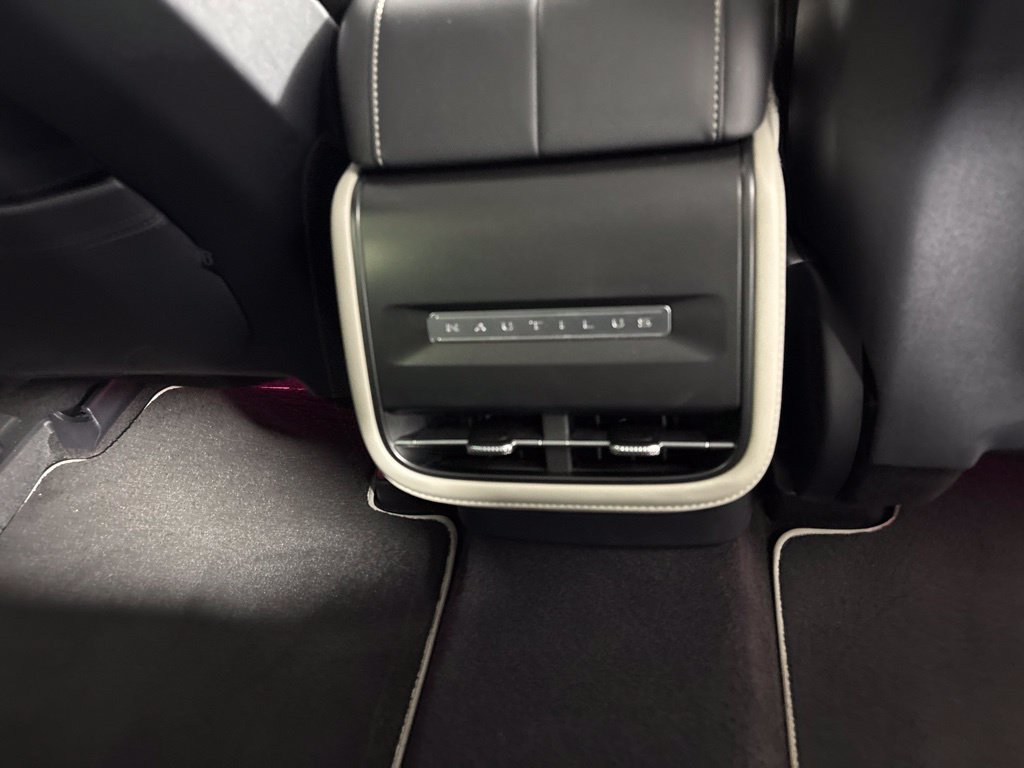 Used 2025 Lincoln Nautilus Premier AWD/4WD image 9
