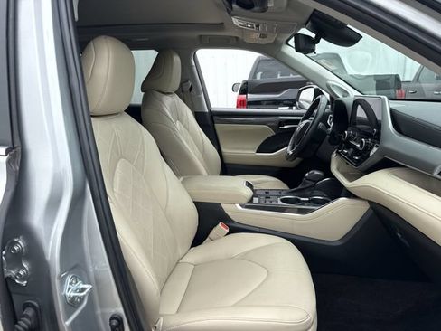Used 2023 Toyota Highlander Platinum FWD image 33