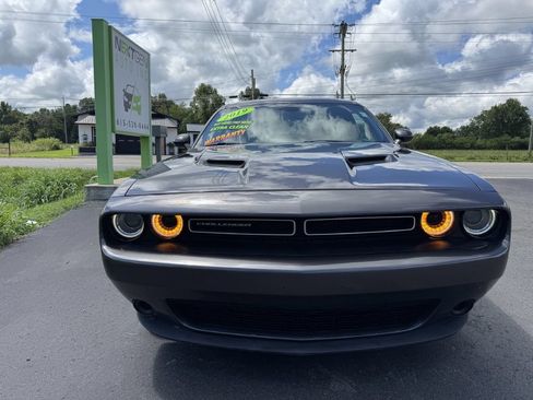 Used 2019 Dodge Challenger SXT RWD image 2
