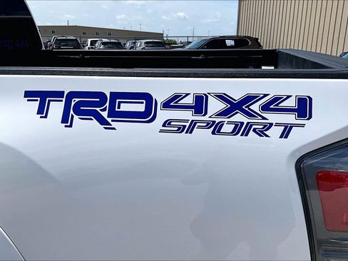 Used 2022 Toyota Tacoma TRD Sport AWD/4WD image 8