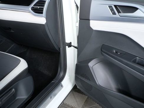 Certified 2025 Volkswagen Taos SE image 22