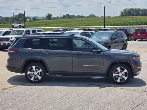 Used 2022 Jeep Grand Cherokee L Limited AWD/4WD image 9