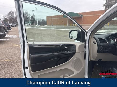 Used 2016 Chrysler Town & Country Touring image 10