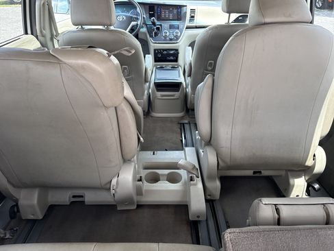 Used 2015 Toyota Sienna XLE FWD image 33