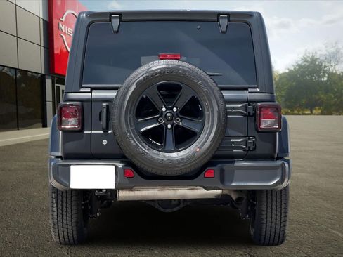 Used 2019 Jeep Wrangler Unlimited Sahara AWD/4WD image 8