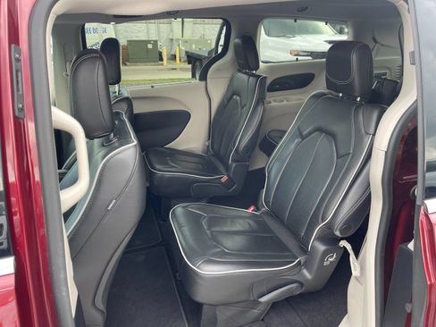 Used 2022 Chrysler Pacifica Limited AWD/4WD image 14