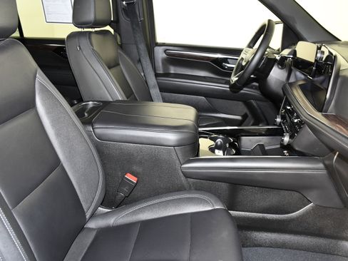 Used 2025 Chevrolet Suburban Z71 image 44